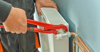 Установка радиаторов отопления в Черкесске - цена, стоимость от 1023 руб., работа в доме и квартире